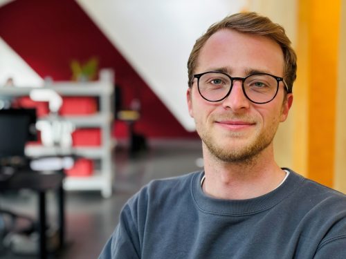 Portrait von Jacob-Lukas Binder im Future Energy Lab, fotografiert von Gideon Elfgen.