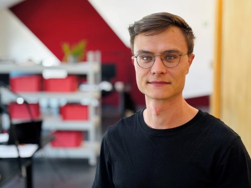 Portrait von Maximilian Scholz im Future Energy Lab, fotografiert von Gideon Elfgen.