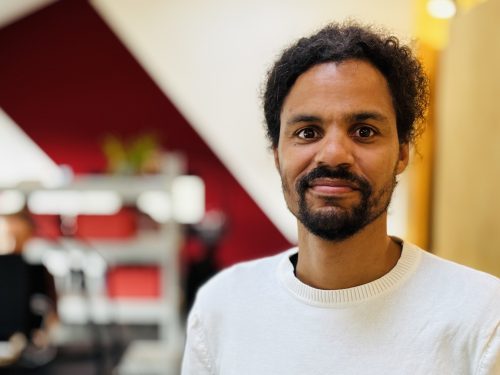 Portrait von Georg Mensah im Future Energy Lab, fotografiert von Gideon Elfgen.