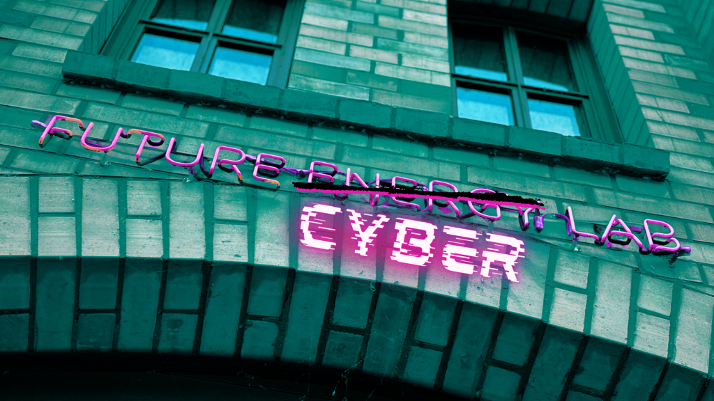 Neonlicht-Schriftzug an einer Backsteinwand mit den Worten 'FUTURE ENERGY LAB' und darunter 'CYBER' in pixeligem Stil