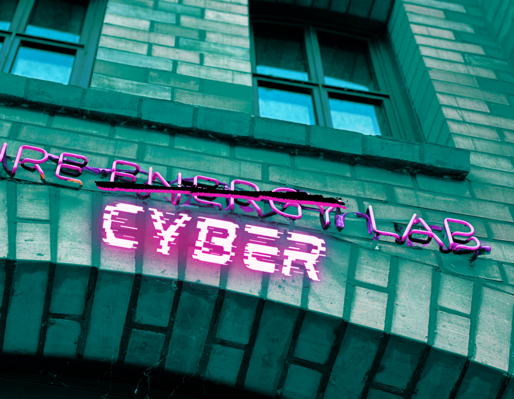 Neonlicht-Schriftzug an einer Backsteinwand mit den Worten 'FUTURE ENERGY LAB' und darunter 'CYBER' in pixeligem Stil