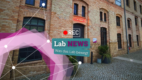 Backsteinfassade eines Gebäudes mit Fenstern und einem Schild, darüber eingeblendete grafische Netzstruktur und Text 'Lab NEWS Was das Lab bewegt'