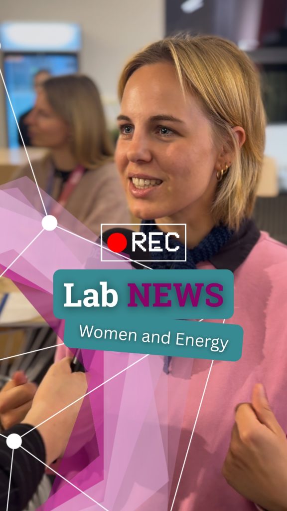 Person mit blonden Haaren und blauem Schal hält ein Mikrofon mit der Aufschrift 'RDE' in einem Studio mit unscharfem Hintergrund