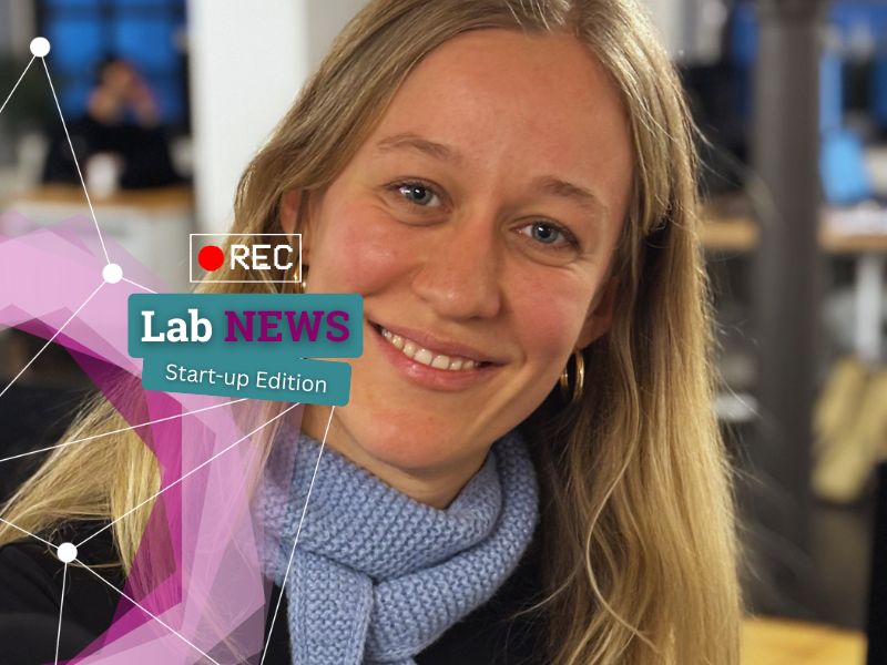 Frau mit langem blonden Haar und blauem Strickschal vor unscharfem Bürohintergrund mit Text 'Lab NEWS Start-up Edition' und rotem Aufnahme-Symbol