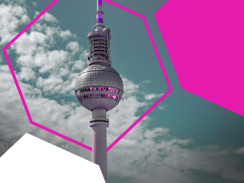 Fernsehturm Berlin vor bewölktem Himmel mit pinkfarbenem polygonalem Rahmen und grafischen Elementen