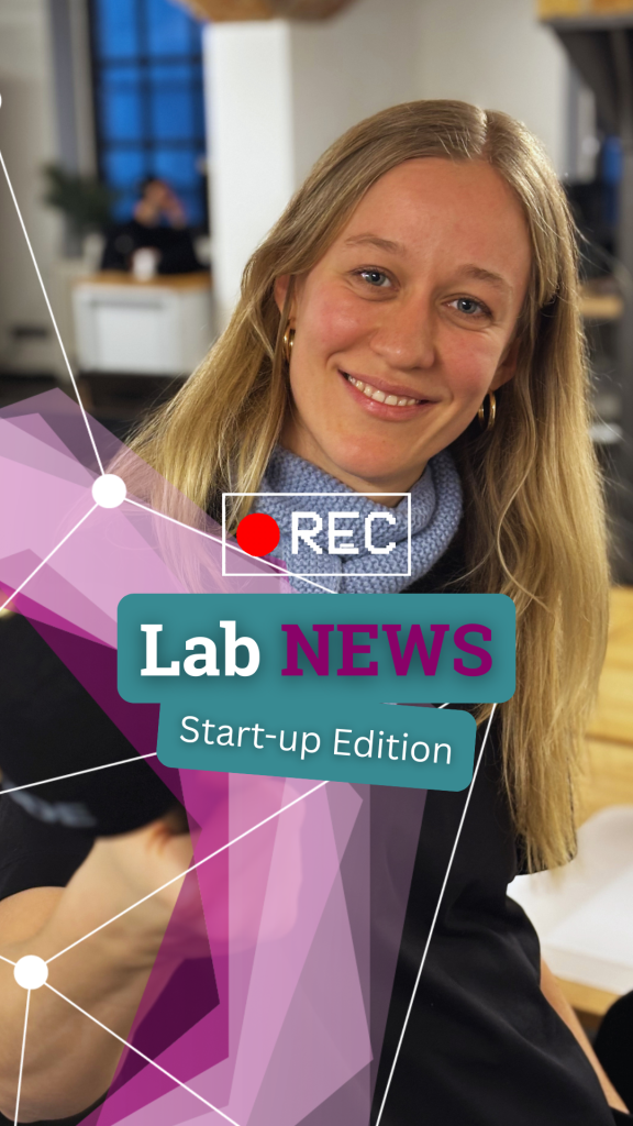 Frau mit langem blonden Haar und blauem Strickschal vor unscharfem Bürohintergrund mit Text 'Lab NEWS Start-up Edition' und rotem Aufnahme-Symbol
