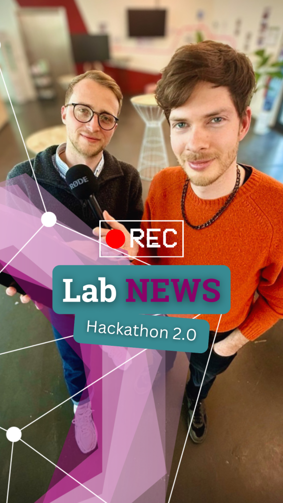 Zwei Personen stehen in einem Raum, eine hält ein Mikrofon mit dem Schriftzug 'RODE', im Vordergrund grafische Elemente mit den Worten 'Lab NEWS Hackathon 2.0' und einem roten Aufnahme-Symbol
