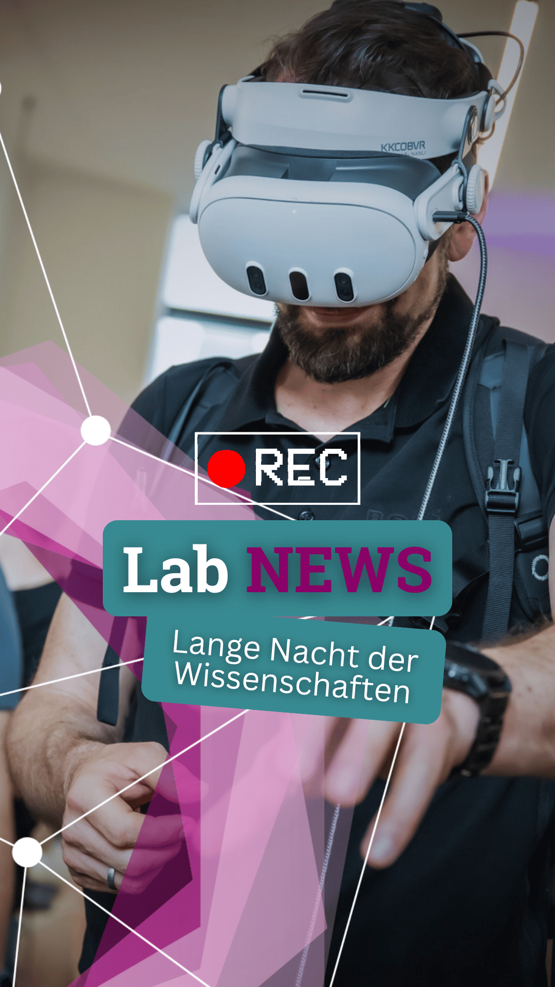 Mann mit Virtual-Reality-Brille und schwarzem T-Shirt in einem hellen Raum mit mehreren Personen im Hintergrund