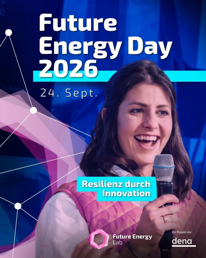 Frau mit Mikrofon lächelnd vor blauem Hintergrund mit Text 'Future Energy Day 2026 24. Sept.' und 'Resilienz durch Innovation'