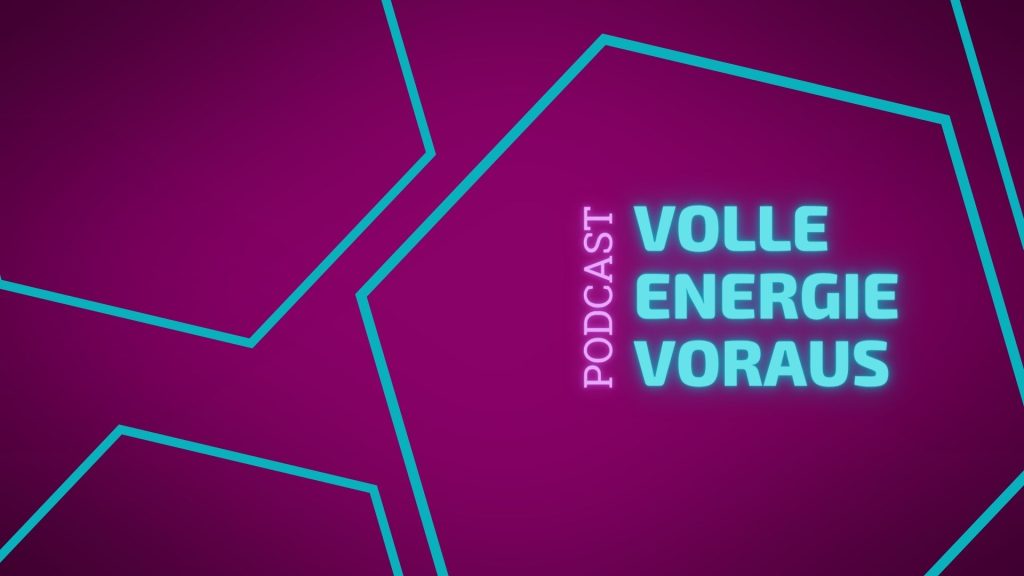 Leuchtend blaue Schrift 'PODCAST VOLLE ENERGIE VORAUS' auf violettem Hintergrund mit hellblauen Linien in sechseckiger Form