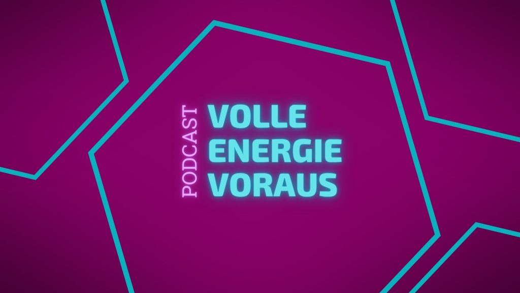 Leuchtend blaue Schrift 'PODCAST VOLLE ENERGIE VORAUS' auf violettem Hintergrund mit hellblauen Linien in sechseckiger Form